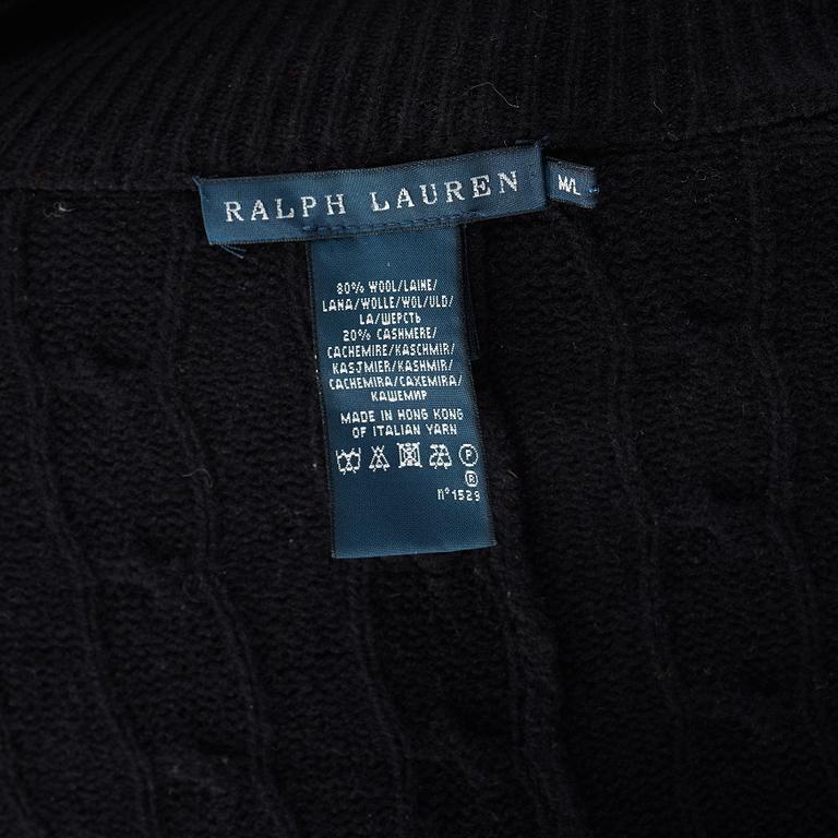 A black knitten wollponcho by Ralph Lauren.