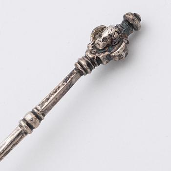 Sked med dubbel kerubknopp, silver, icke identifierad bomärke/mästarstämpel, Skandinavien 1600-tal.