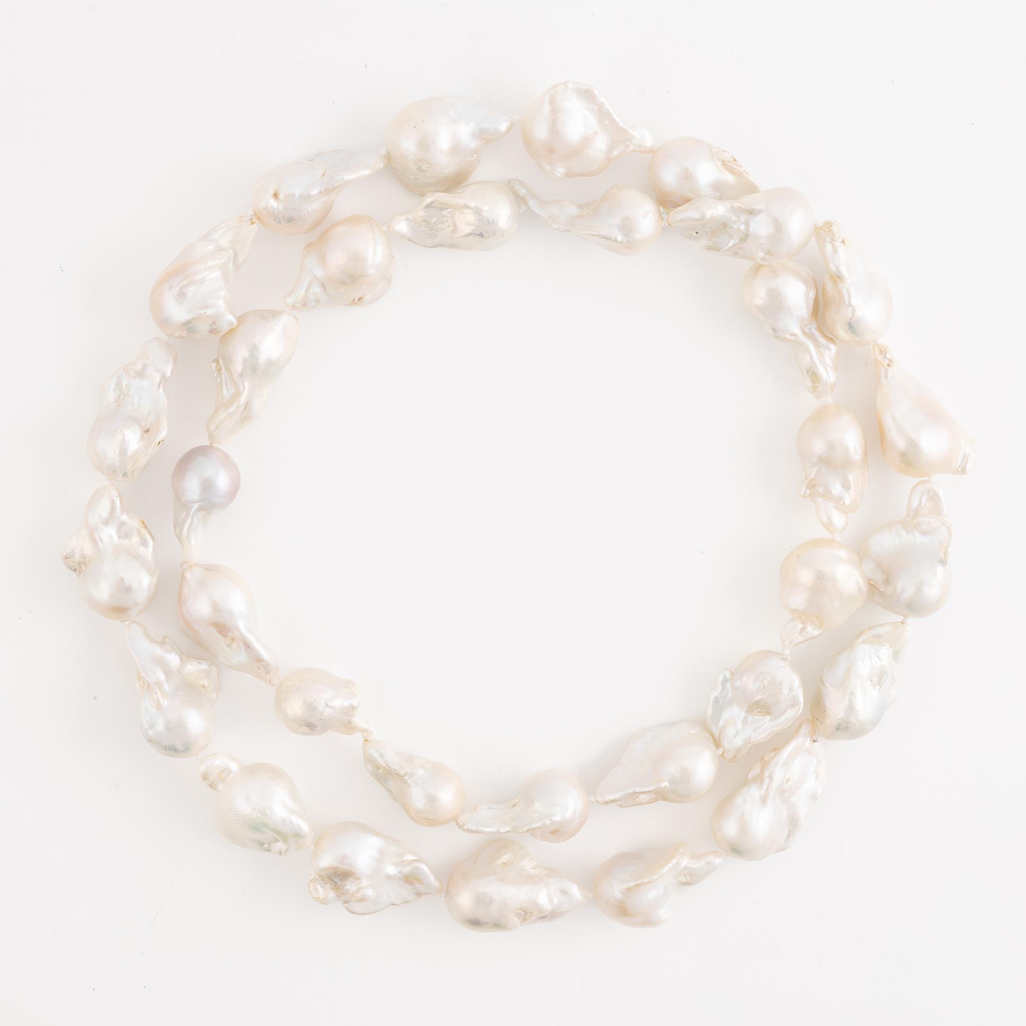 Pärlcollier, med odlade barockformade sötvattenspärlor.