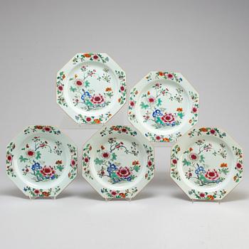 Five famille rose export plates, Qing dynasty, Qianlong (1736-95 ).