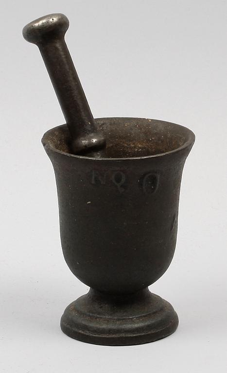 MORTEL med STÖT, järn, 1800-tal.