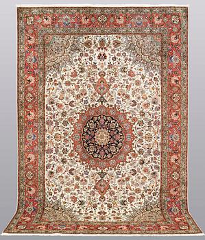 A carpet, Täbriz part silk, 306 x 200 cm.