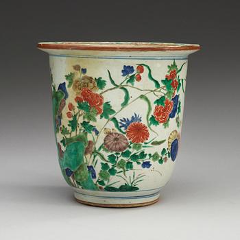 A large famille verte jardiniere, Qing dynasty, Kangxi (1662-1722).