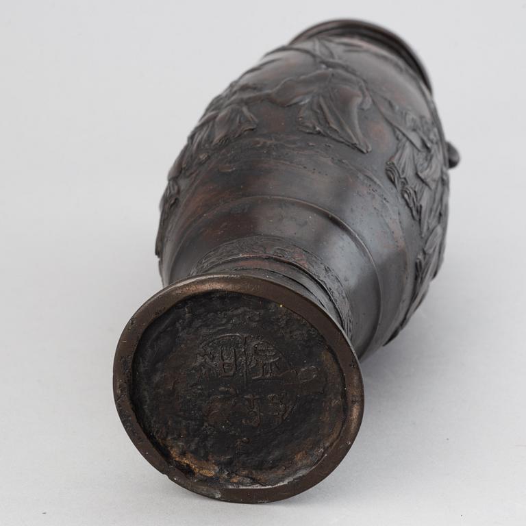 A bronze vase, Japan, Meiji (1868-1912).