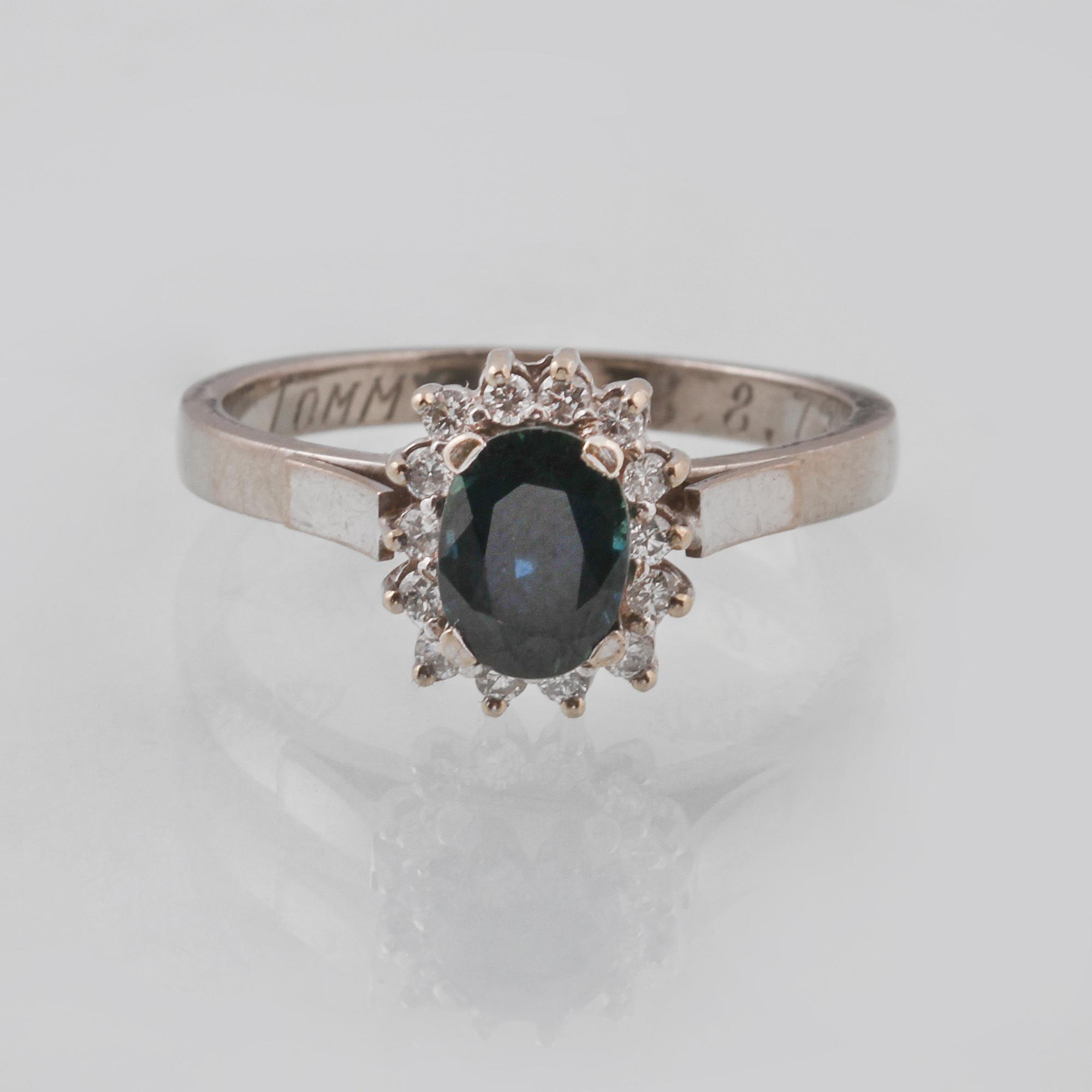 RING, 18K vitguld med fasettslipad blå safir samt briljantslipade diamanter, 0.55 ct, Engelska stämplar. Vikt 5,1 gram.