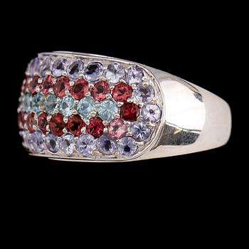 RING, sterlingsilver, tanzaniter, blå topaser, granater, rodoliter.