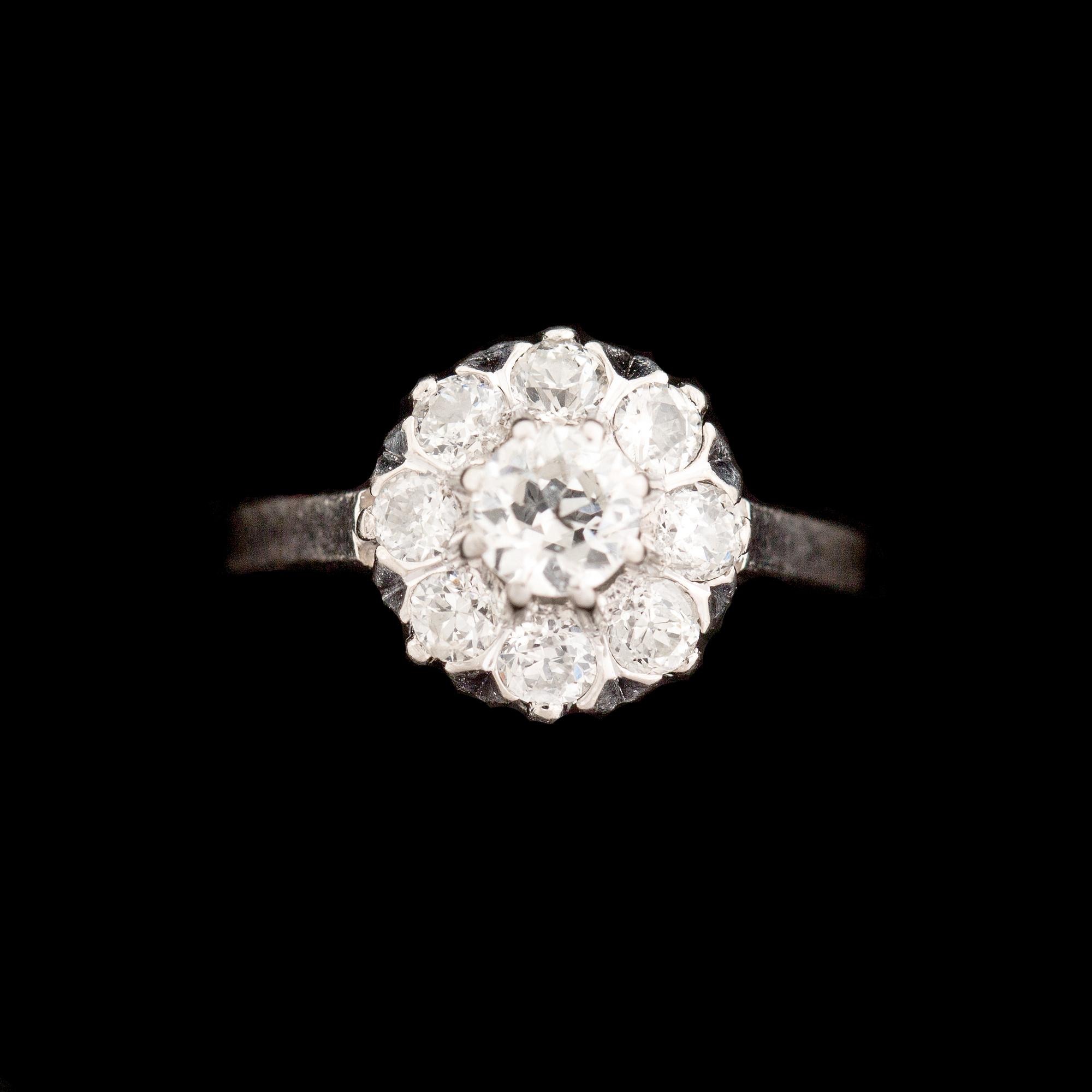RING, 18 k vitguld med gammalslipade diamanter, totalt ca 0.70 ct, Örns Juvelatelje, Göteborg. Vikt ca 2,5 g.