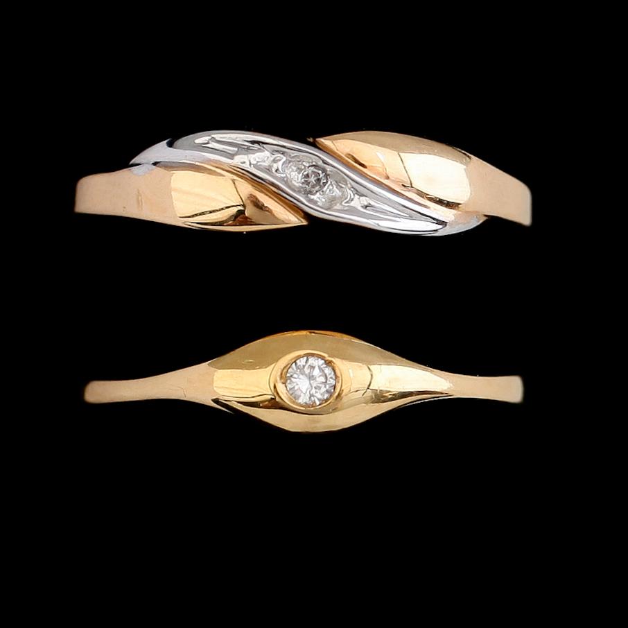 RINGAR, 2 st, 18 k guld med briljantslipade diamanter, 1900-talets andra hälft. Total vikt ca 3 gram.