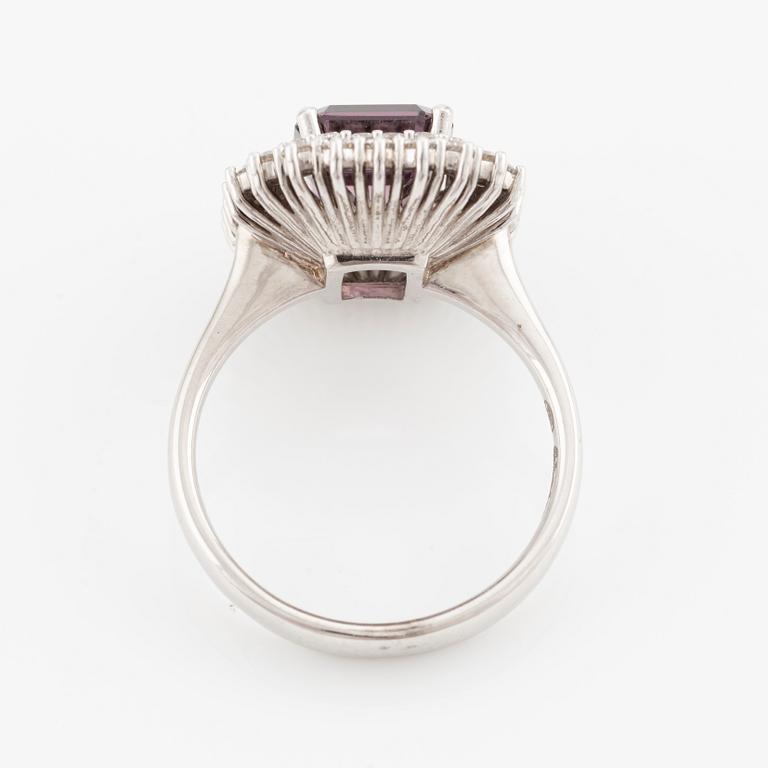 Ring 18K guld med en fasettslipad lila turmalin och runda briljantslipade diamanter.