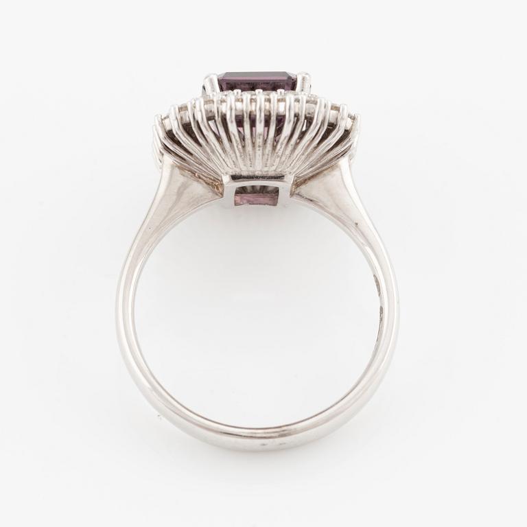 Ring in 18K gold with a faceted purple tourmaline and round brilliant-cut diamonds.