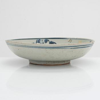 A blue and white Swatow dish, Ming dynasty (1368-1644).