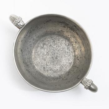 Anna Petrus, och Estrid Ericson, skål med hänklar, tenn, Firma Svenskt Tenn, Stockholm 1928.