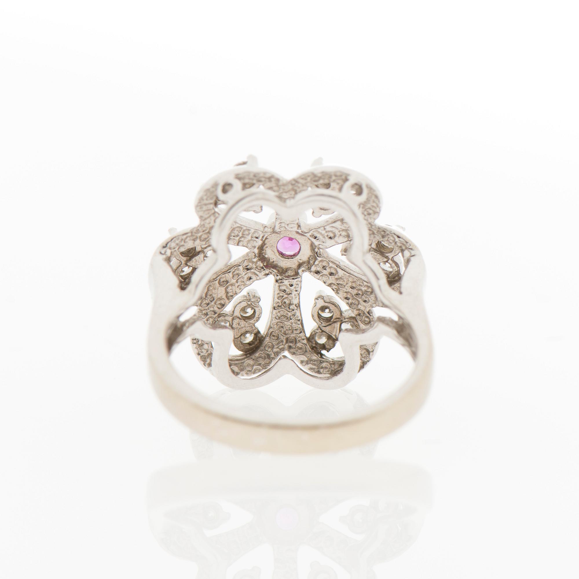 A RING, facetted ruby, brilliant cut diamonds, 14K white gold.