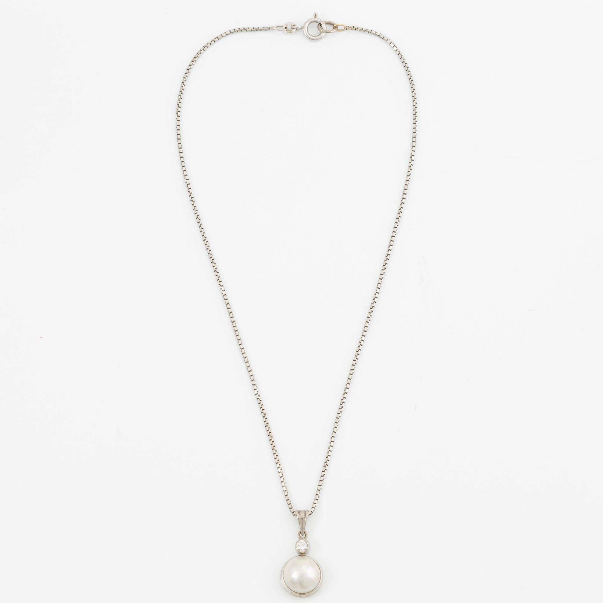Pendant with chain in 18K gold set with a cultured mabé pearl and a round brilliant-cut diamond.