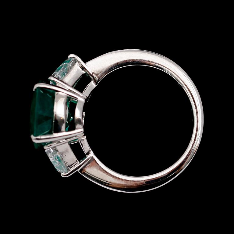 RING, 18 k vitguld, 2 triangelslipade diamanter tot 1.06 ct, smaragd 7.22 ct.