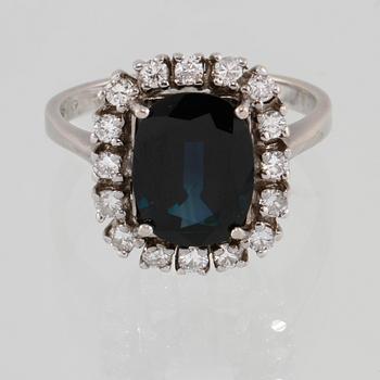 RING, 18K vitguld med fasettslipad blå safir samt briljantslipade diamanter 0.56 ct, importstämplad. Vikt 6,2 gram.