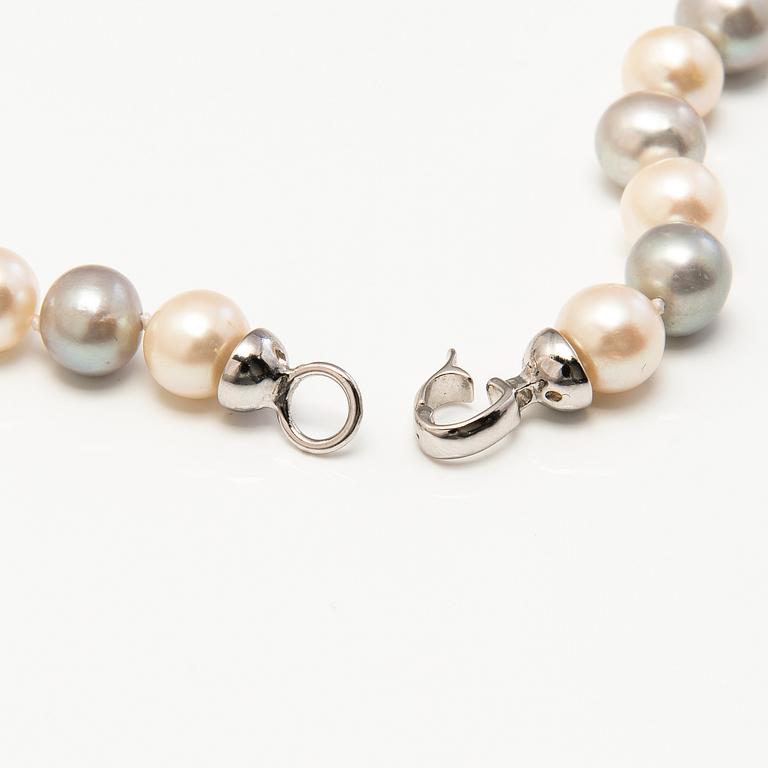 A pearl collier with cultured pearls.