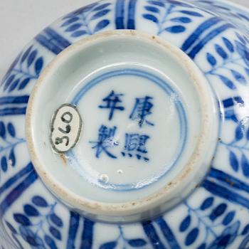 A group of 8 Chinese ceramics, 19/20th Century.