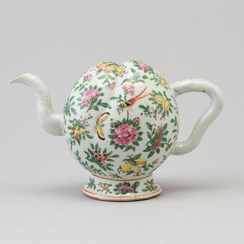 A Chinese cadogan tea pot, Canton, Qing dynasty, 19th Century.