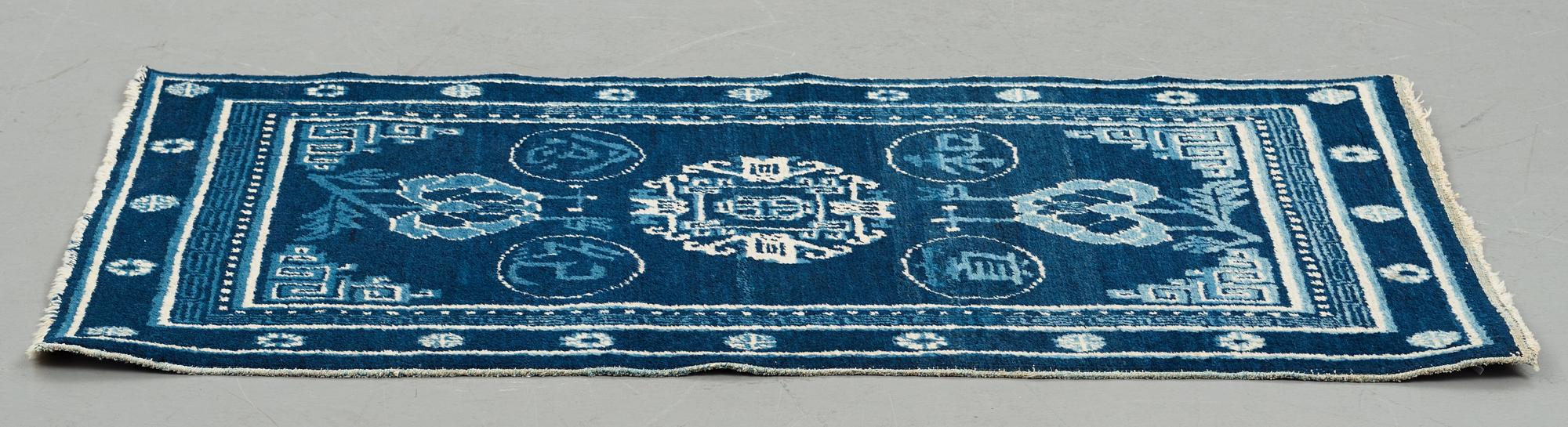 MATTA, semiantik Xinjiang (Sinkiang), Kina, ca 127 x 67-69 cm (samt ca 1 cm slätväv på en kortsida).