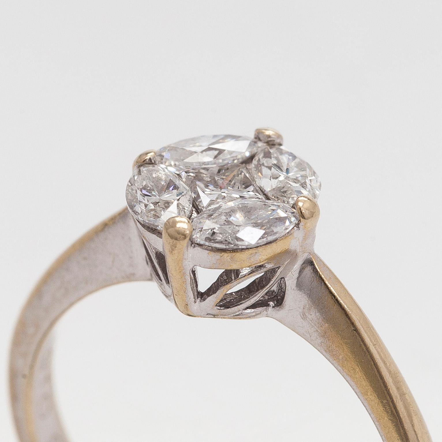 Sormus, markiisihiottuja ja prinsessihiottuja timantteja, 18K valkokultaa.