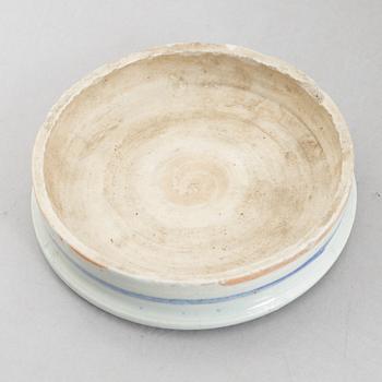 A blue and white porcelain bowl and a blue and white urn lidded jar, China,.