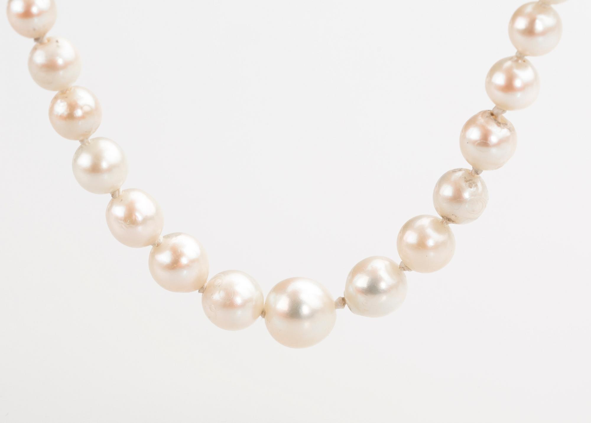 PÄRLCOLLIER, odlade saltvattenspärlor, silverlås med markasiter.