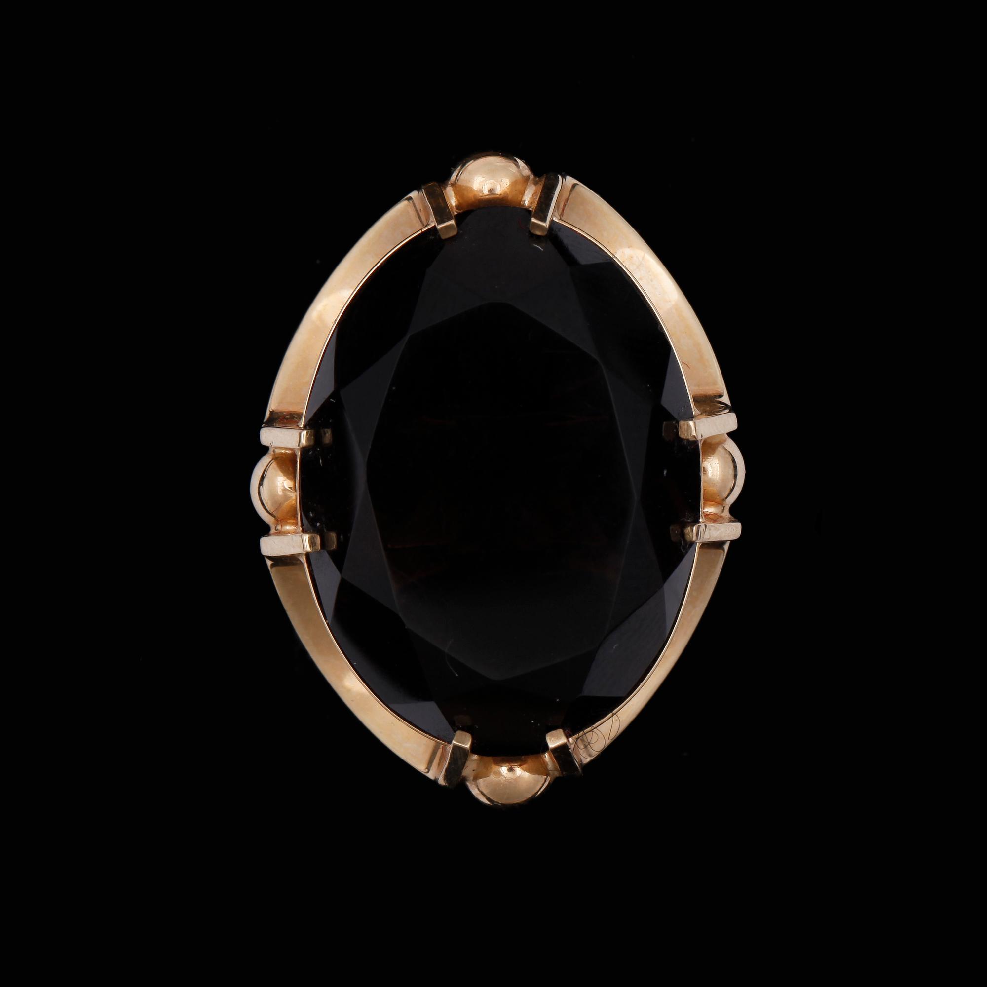 RING, 18k guld med oval fasetterad rökkvarts, Finland. Vikt ca 17 gram.
