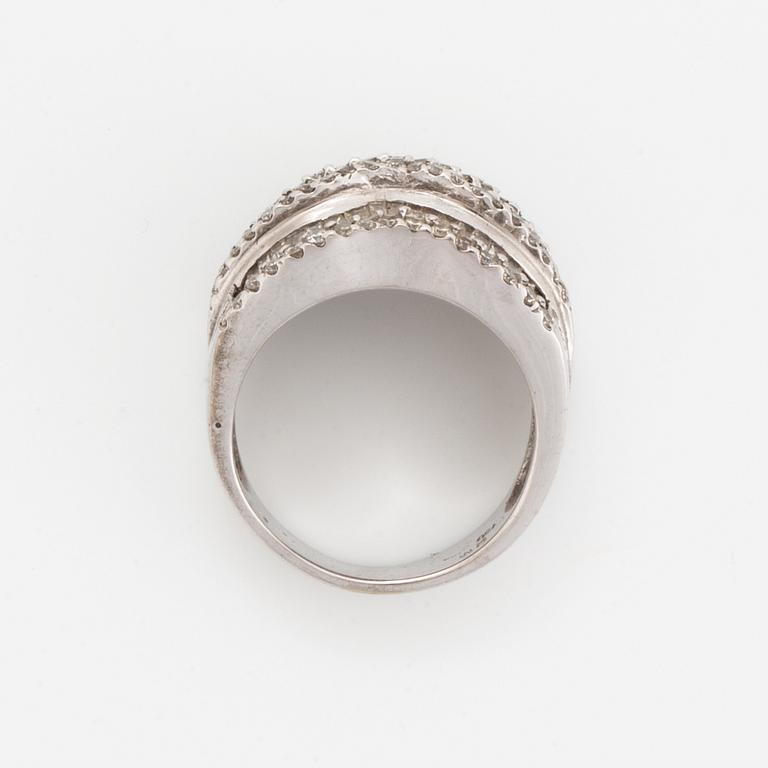 Ring  18K vitguld med bagettslipade diamanter och briljanter ca 1,7 ct.