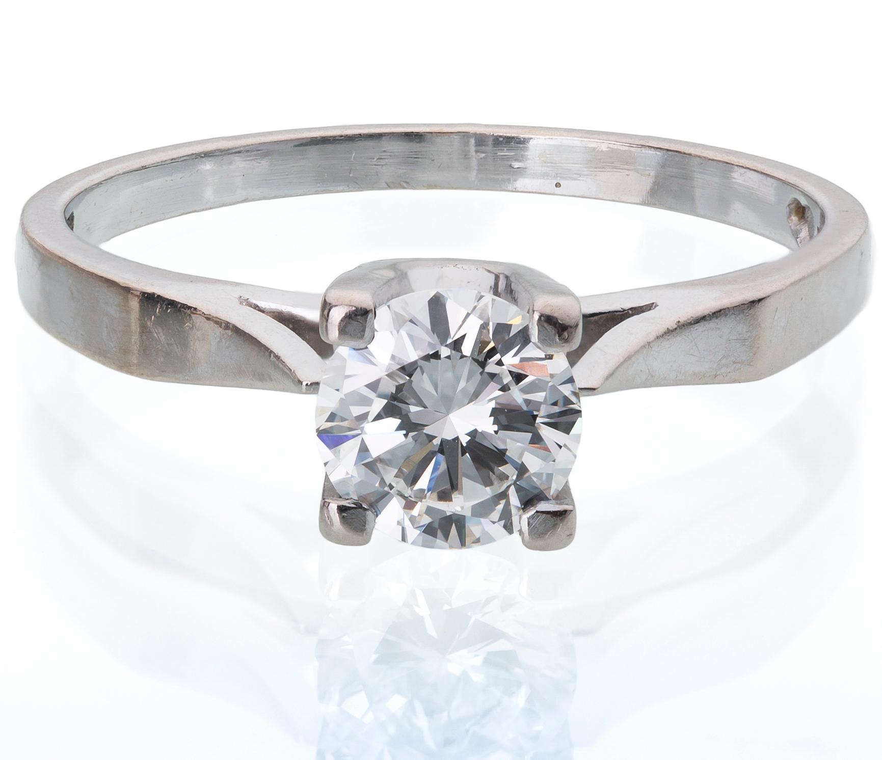 RING, 18K vitguld med briljantslipad diamant, enligt certifikar 1.01 ct. Otydliga stämplar.