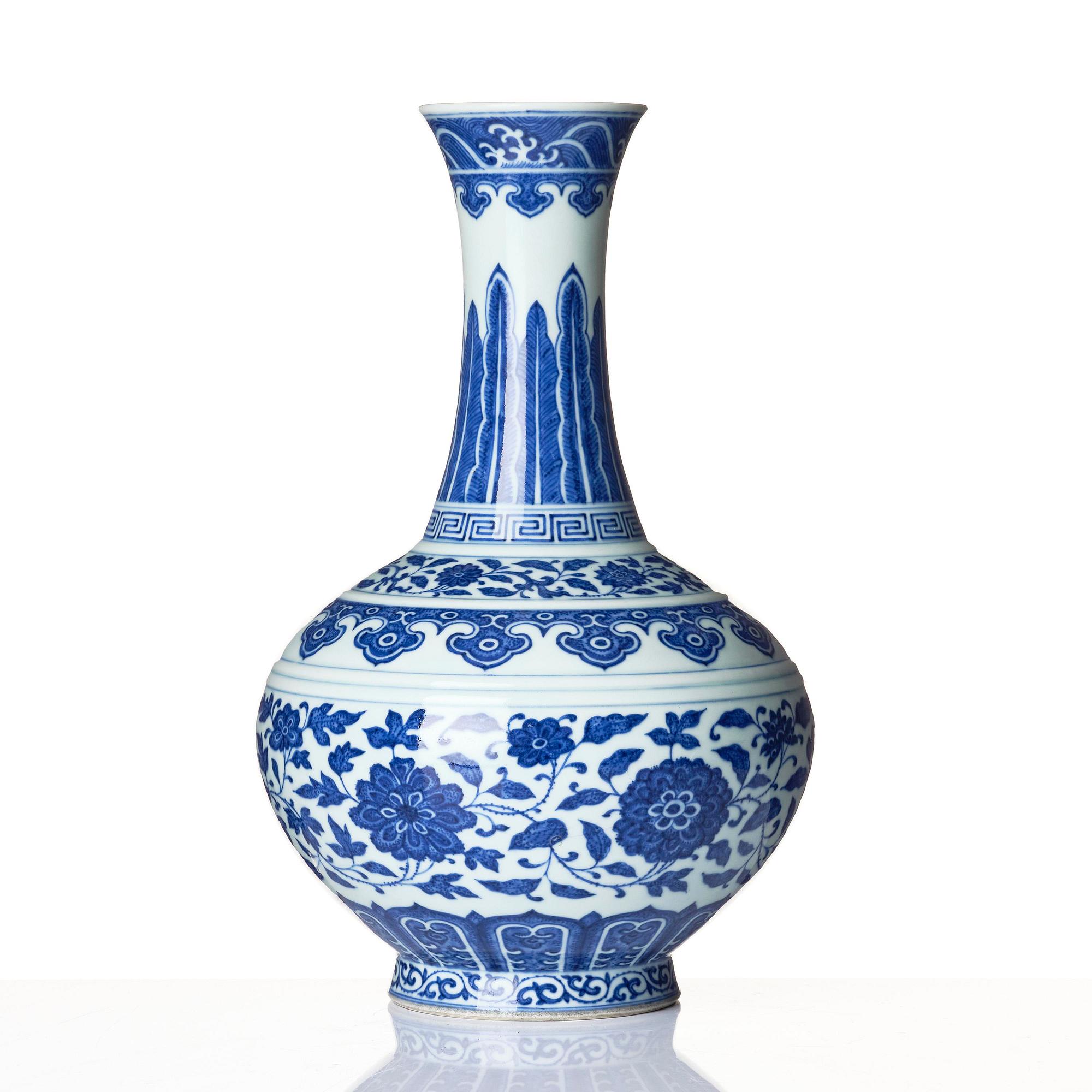 Vas, porslin. Qingdynastin med Guangxus sigillmärke och period (1875-1908).