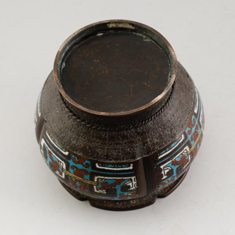 URNA, brons, emaljdekor, Kina, 1900-tal.