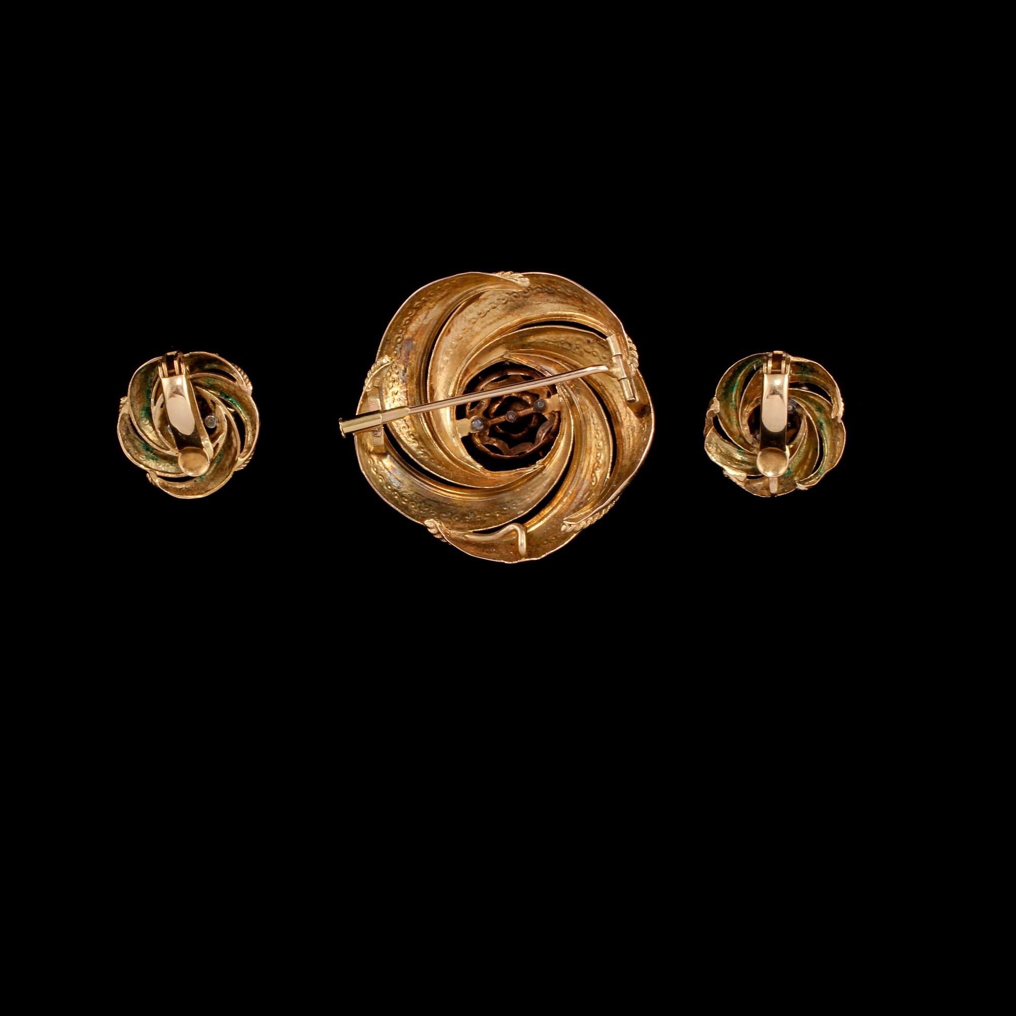 BROSCH SAMR ÖRHÄNGEN, ett par, 18k guld med antikslipade diamanter och blå emalj. Vikt 26 g.
