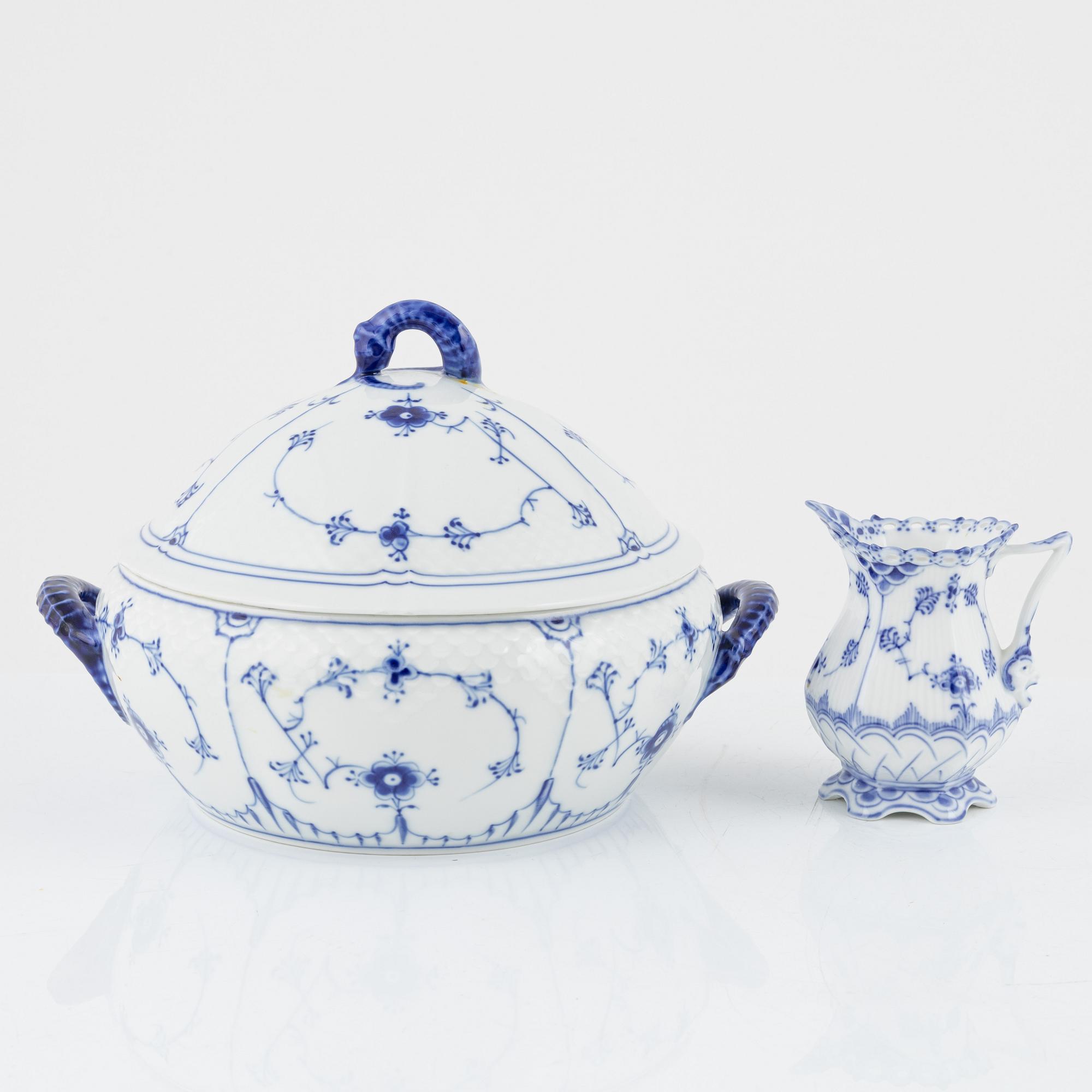 Matservis, 64 delar porslin, "Musselmalet", Royal Copenhagen, Danmark.