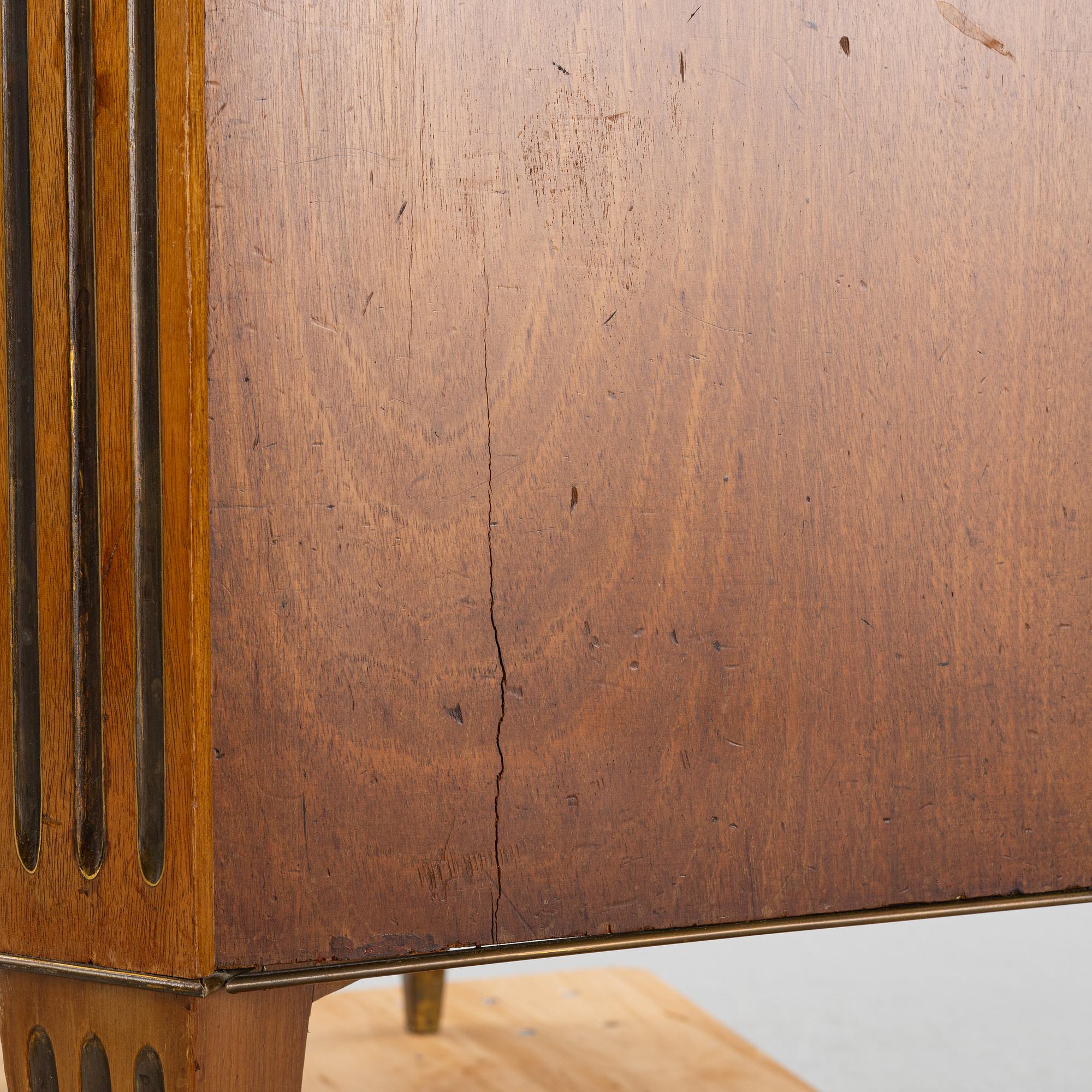 Chest of drawers, Gustavian style, first half of the 19th century.