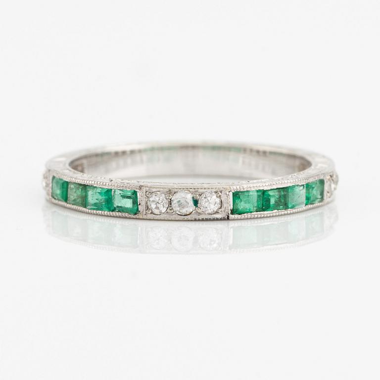 Ring, alliance, 18K white gold with square-cut emeralds and old-cut diamonds.