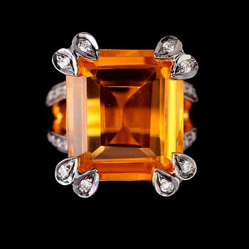 RING, förgyllt silver, citrin ca 16.00 ct, vita stenar.