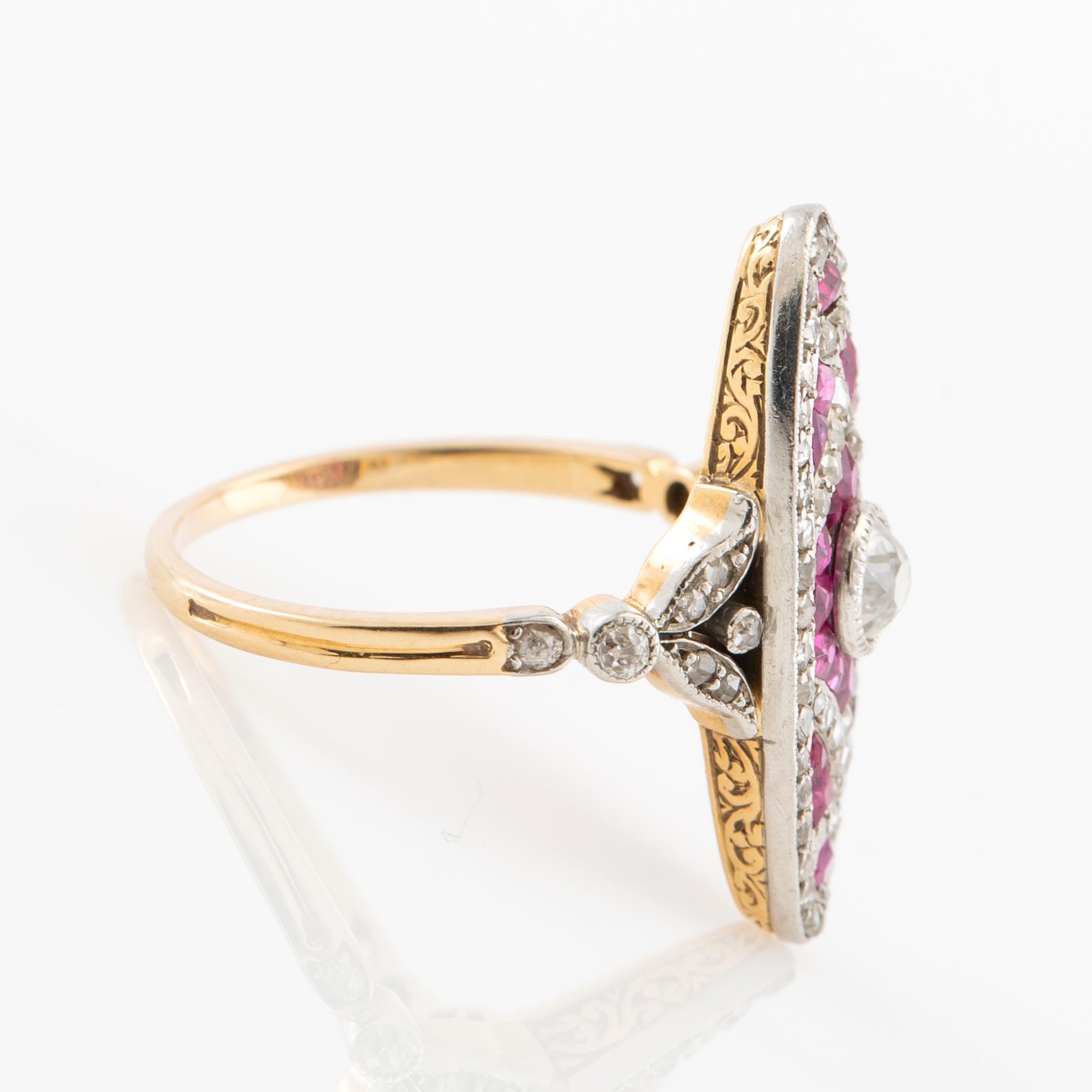 Art Deco ring of 18K gold and platinum with diamonds and synthetic rubies.
