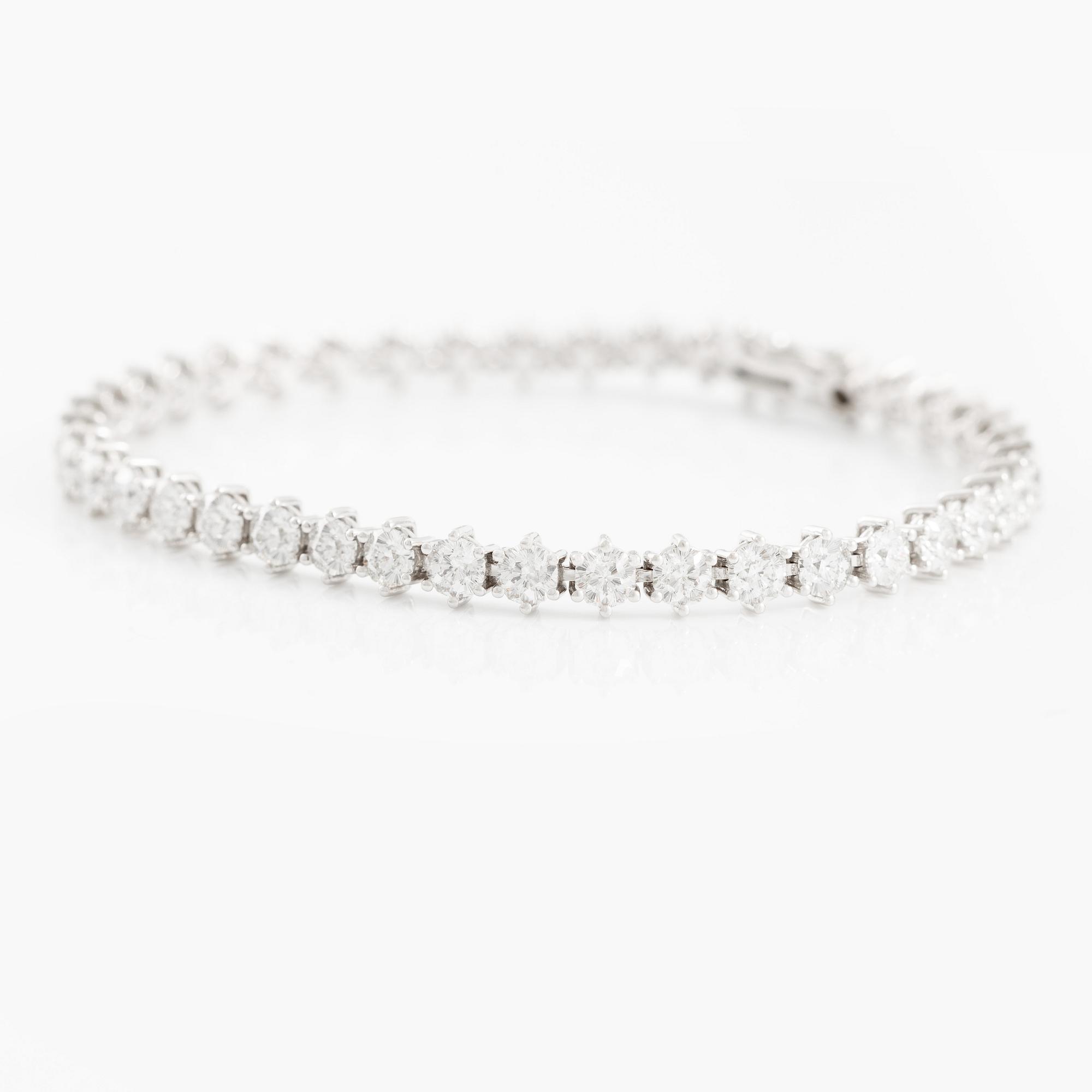 Tennis bracelet, 18K white gold with fancy-cut diamonds.