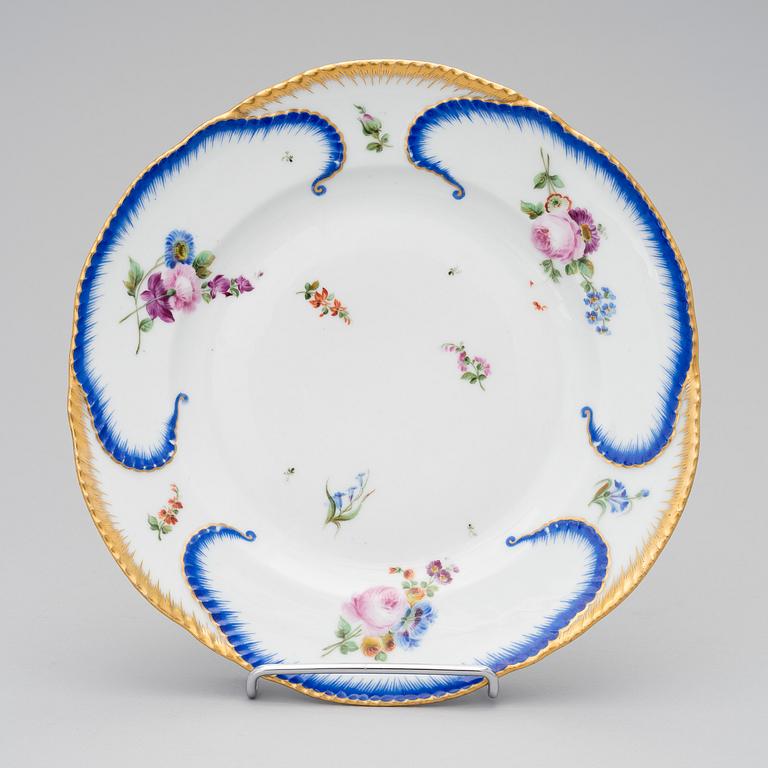 AN IMPERIAL RUSSIAN PORCELAIN DINNER PLATE, Imperial Porcelain Factory, period of Nicholas I, 1825-1855.