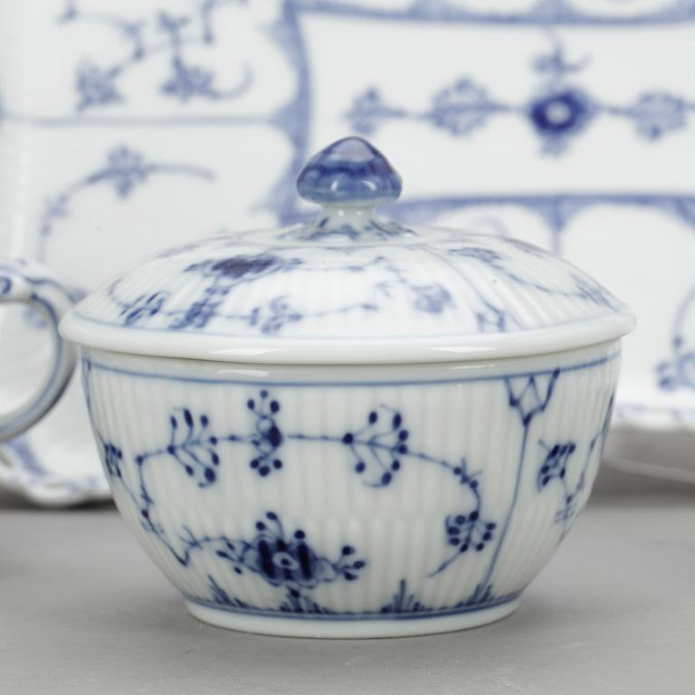 SERVISDELAR, 82 delar, porslin, "Musselmalet" Royal Copenhagen, 1900-talets andra hälft.