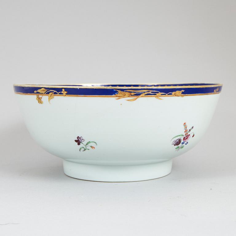 A famille rose punch bowl, Qing dynasty, Qianlong (1736-95).