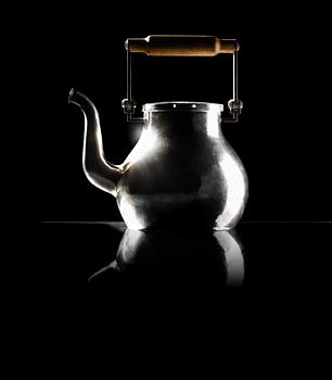 A Sigurd Persson sterling teapot, executed by Lars Munkhammmar, Stockholm 1988.