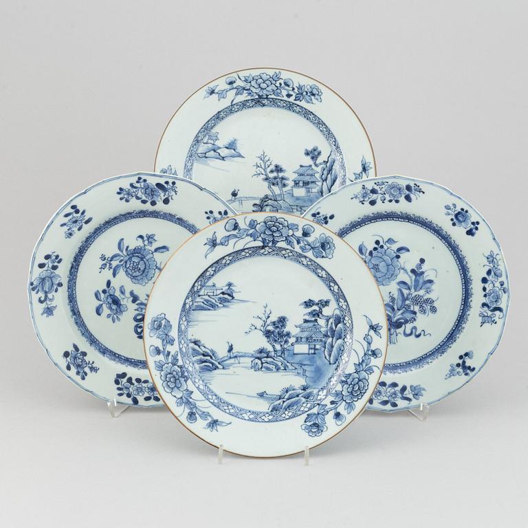 Tallrikar, fyra stycken (2+2), kompaniporslin. Qingdynastin, Qianlong (1736-95).