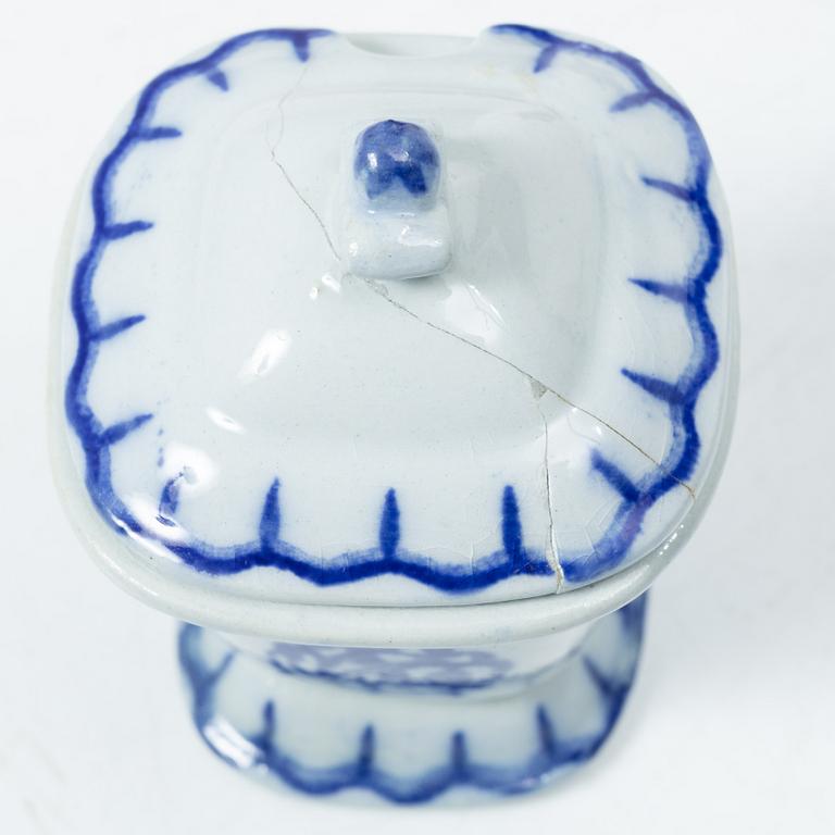 Wilhelm Kåge, 35 pieces of a 'Liljeblå' service, Gustafsberg, Sweden, 1918-1936.