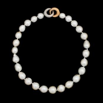 A cultured South sea pearl necklace, 11 - 14.5 mm, clasp made of yellow gold and white gold with brilliant cut diamonds.