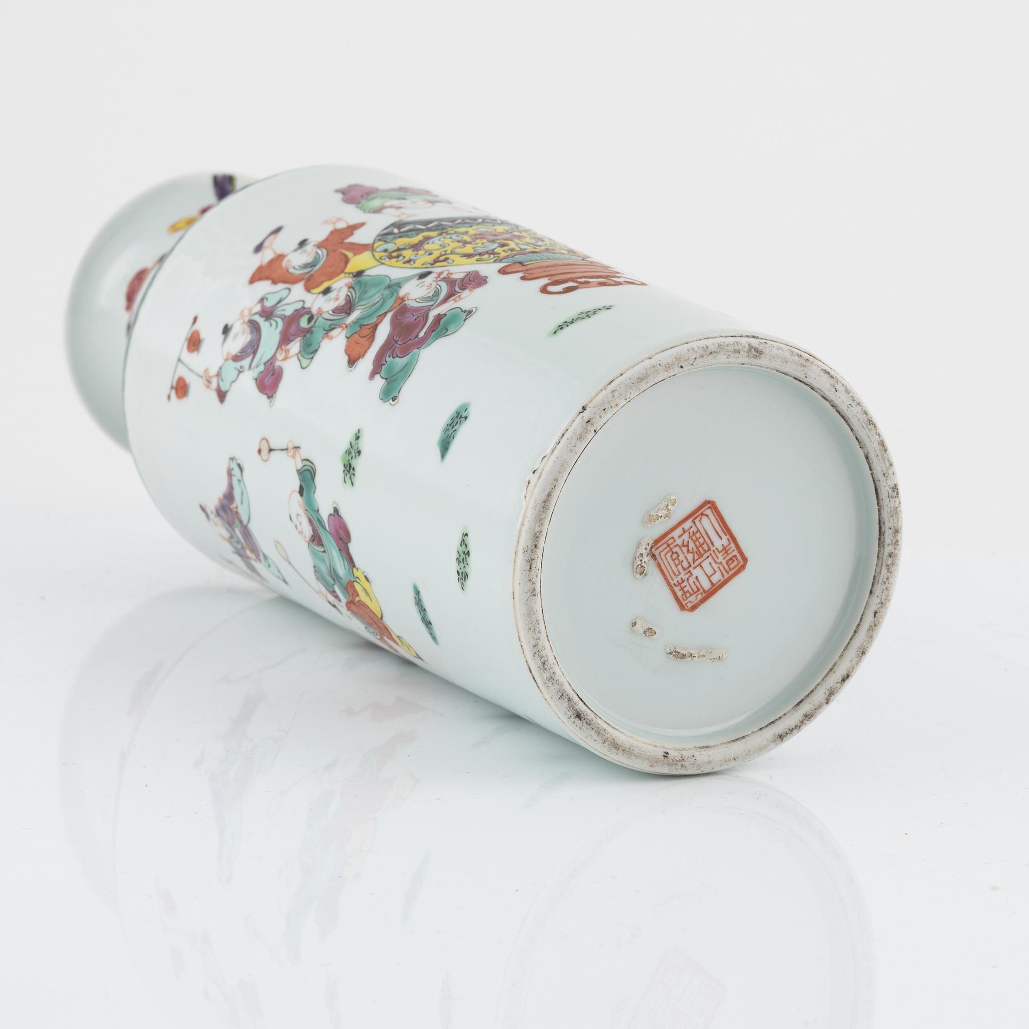 A Chinese porcelain vase, 20th century.