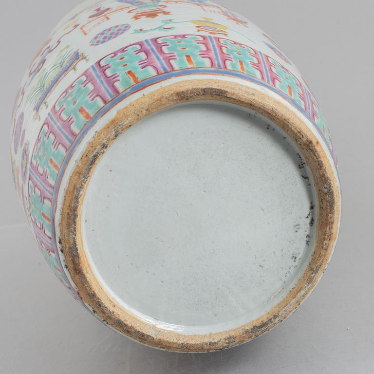 A Chinese porcelain vase, late Qing dynasty.