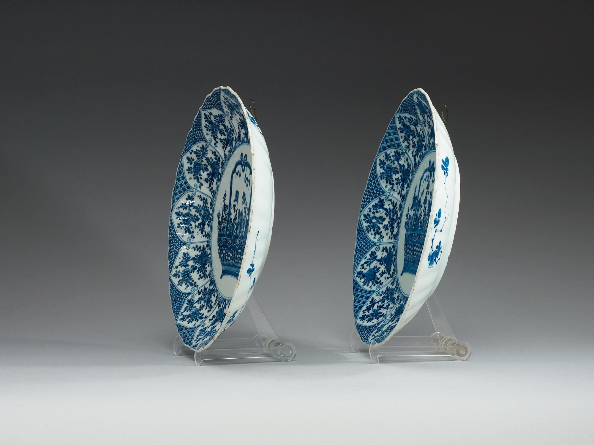A pair of blue and white dishes, Qing dynasty, Kangxi (1662-1722).