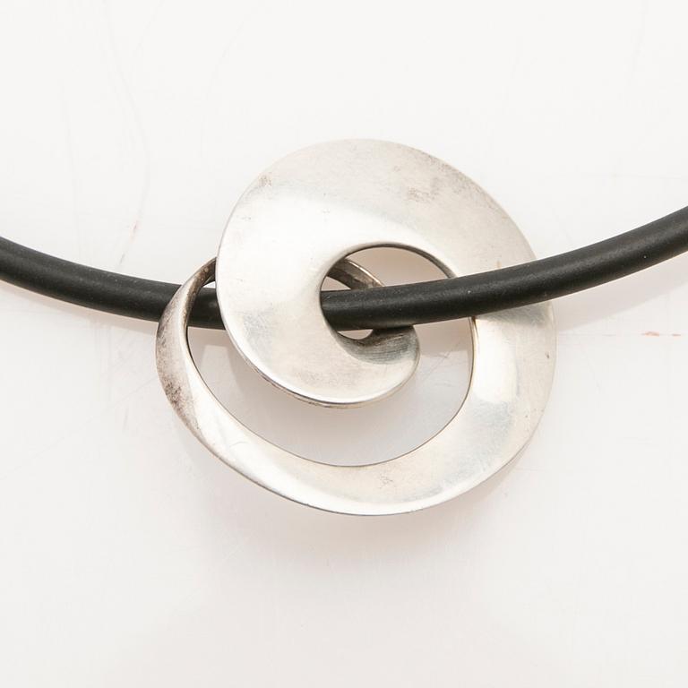 Vivianna Torun Bülow-Hübe, halsband, sterling silver, för Georg Jensen, Danmark, 2004.